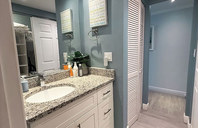 NEW Stunning Beachfront Condo at the Coral Beach - Foto 20