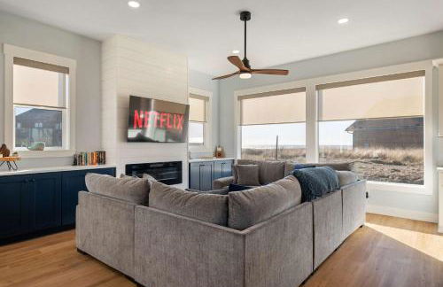 Brand-New Beach Retreat Hot Tub Sleeps 13 - Foto 6