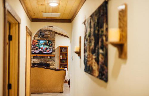 Villa Serena Tuscan Theme home with a HIDDEN lounge, fire pit, lawn games, creek - Foto 24
