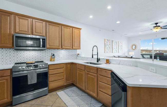 Panoramic Sunset Escape Waterfront Condo for 7! - Photo 13