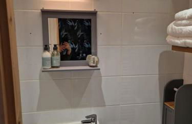 The Nook- Cotswold guest room - Photo 17