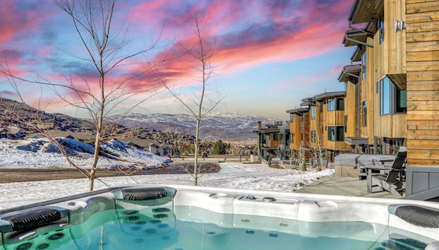 The Ridge at Canyons Village by Avantstay Stunning Slope-side Condo w/ Hot Tub - Foto 3, Banheira de hidromassagem exterior