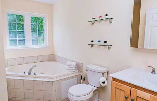 Gorgeous Cozy 5 Bedroom House with Hottub,Lake,Pool - Foto 25