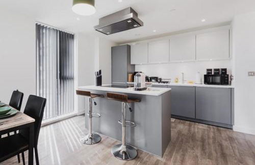 Stylish Skyline Apartment - 2 Bed, 2 Bath, Gym, Concierge in City Centre - Foto 41