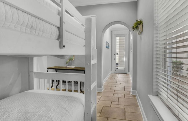 4BR Home, Private Pool, Steps From Beach, Minutes to Top Attractions - Foto 11