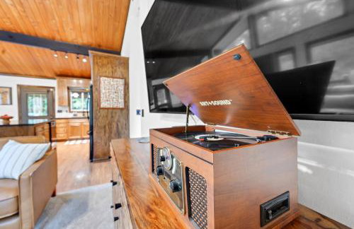 Chalet Seraphina - Cozy Pet Friendly Hot tub - Photo 13