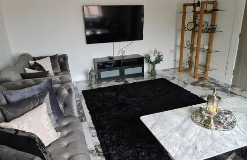 SAV 5 Bed Luxury House Leicestershire - Photo 12