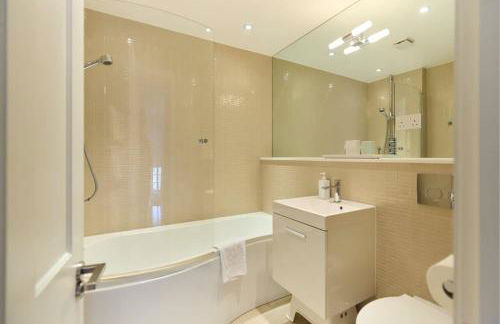 The Clapham Crib - Spacious 4BDR House with Patio - Photo 35