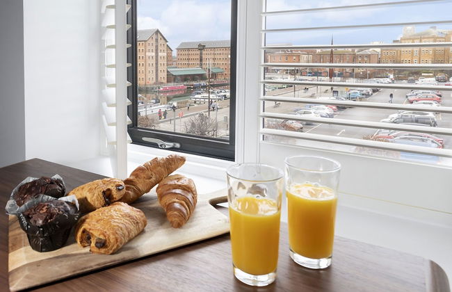 Elliot Oliver - Loft Style 2 Bedroom Apartment With Parking In The Docks - Photo 16