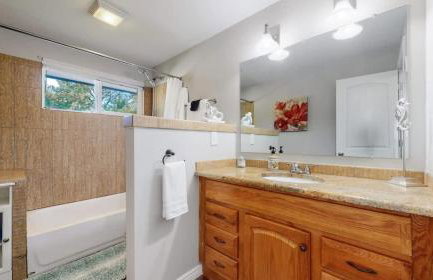 Charming four bedroom home with large yard and plenty of room for family - Foto 21