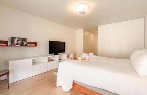 Grand Villa w/ Pool, Garden & Garage by HostWise - Foto 8