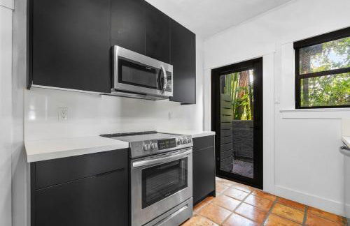 Hacienda Flamingo Unit 1 - Spacious Designer Flat with Sunroom & Style - Foto 7