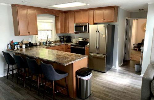 Inmerse in the Serenity of this Lakefront Cottage in Cadiz, Kentucky - Foto 4