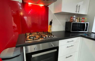 2BR Bungalow with Parking - Sunbeam Haven - Foto 17