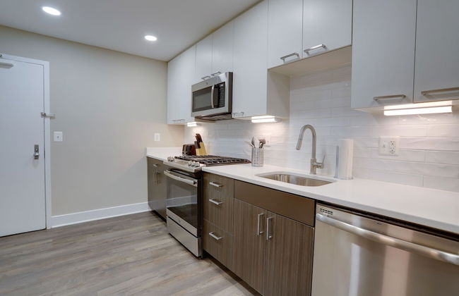 Crystal City Apt for Business Travelers - Photo 16