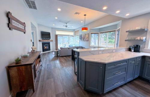 F32 Modern Golf Course Home with Mountain Views - Foto 3