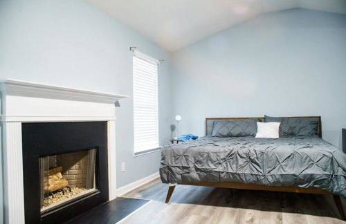 Deck, BBQ Grill, Backyard Fire Pit, Pool, Jacuzzi Tub, 65 inch TV - Foto 14