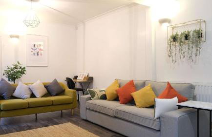 Lovely 5 Bedroom Home w Garden near Northampton - Photo 1