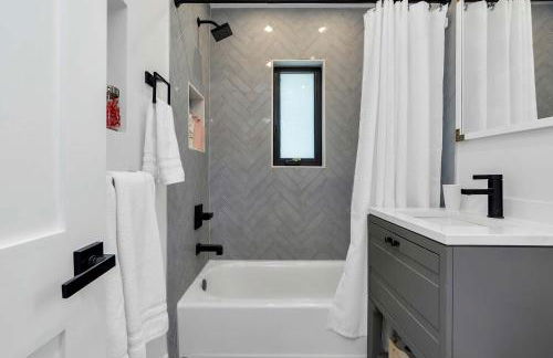 Art Deco Apt w Pool One Mile to Beach Pets Welcome - Foto 15