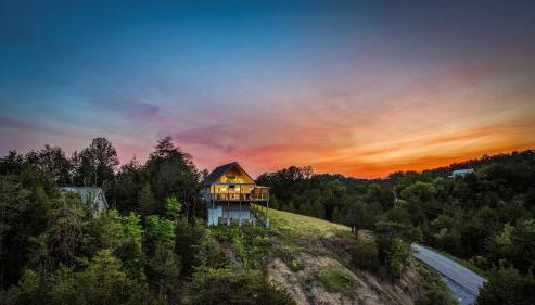 TN Whiskey Cabin- Lake and Mtn Views- Covered Deck- Game Room- Pool Table- Pets - Foto 3