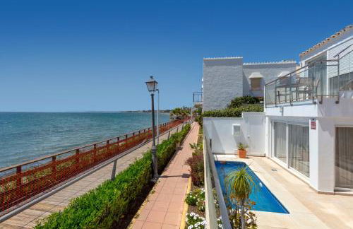 First Row Beach Villa - Photo 3