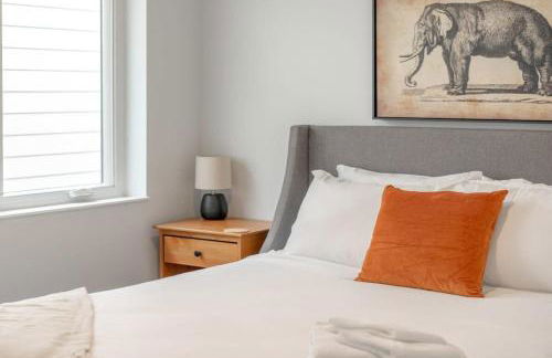 Beautiful Modern 3BR in the Grove ABODEbucks - Photo 40