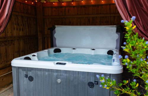 City to Country Retreat Luxury Cottage with Hot Tub - Foto 35