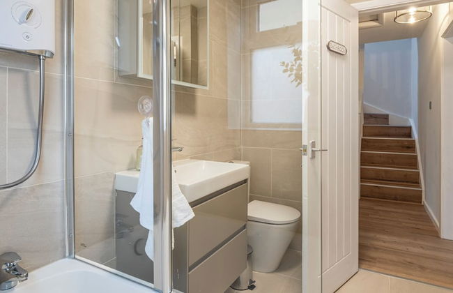 Bright&Spacious 3BD in Centre of Bourton - Photo 56