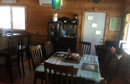 Charming Lakefront Cabin Rental with a Fire Pit near Brownville, Maine - Foto 3