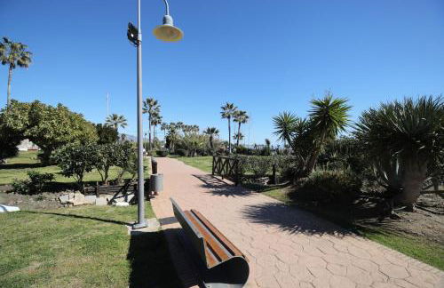 Luxury Beachfront Apartment with Pool in Costalita - Photo 24