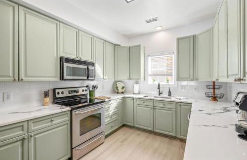 Sunset Serenity!!-Tropical Waterfront Oasis-Huge Private Patio-10Min to KingSt & Beaches - Foto 23