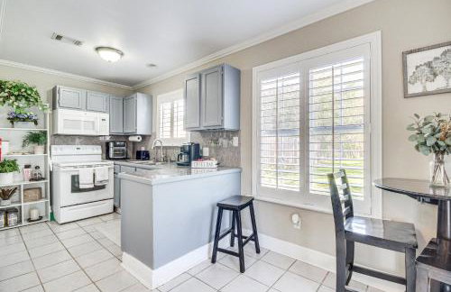 Walk to Beach Waveland Retreat with Yard! - Foto 10