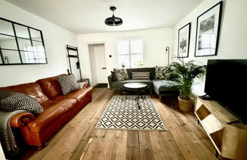 Stunning 3 bedroom & 2 bathroom cottage with patio - Foto 7