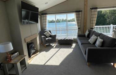 Chichester Lakeside Holiday Park Lakefront Lodge - Foto 14