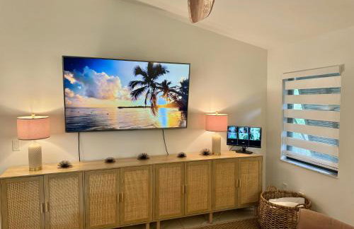 Three-Bedroom House - Best area-Heated Pool-Spa and Sauna Close to Beaches - Foto 13