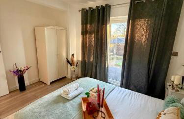 Cozy Escape Garden Flat - Photo 18