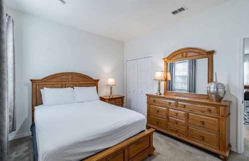 4BR Bella Vida Lakeview Pool Townhome - Photo 17