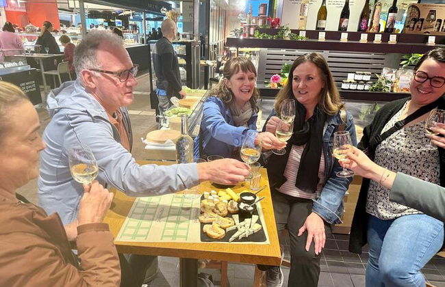 Tour privado de degustación de comida en el mercado matutino de Lyon en Les Halles Paul Bocuse - Foto 1