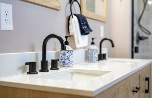 Modern & Stylish - Mins to Downtown - Family Friendly - Photo 20