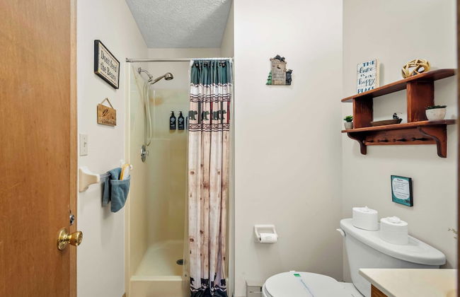 Shady Pines by Avantstay Enclosed Porch, Game Rooms, & Lake/beach Access! - Foto 27