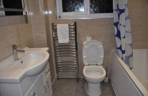 Modern 3 bedroom house- 2 parking spaces- near central MK - Foto 14