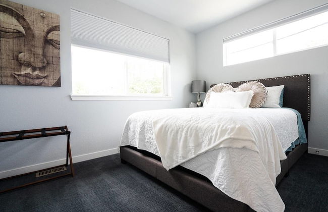 The Beautiful Berkley Homestead Walk to Tennyson - Photo 3