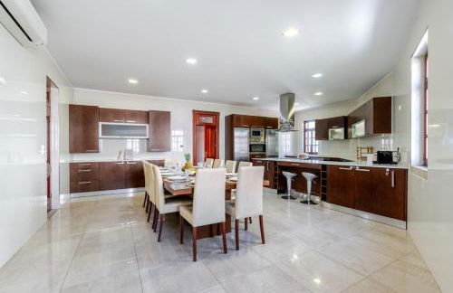 HostWise - Country Villa w/ Pool, Court & Views - Foto 32