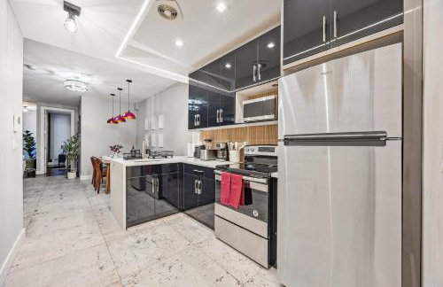 Mid-Century Stay 5BR and 5 Baths w PS5 & Laundry - Foto 9