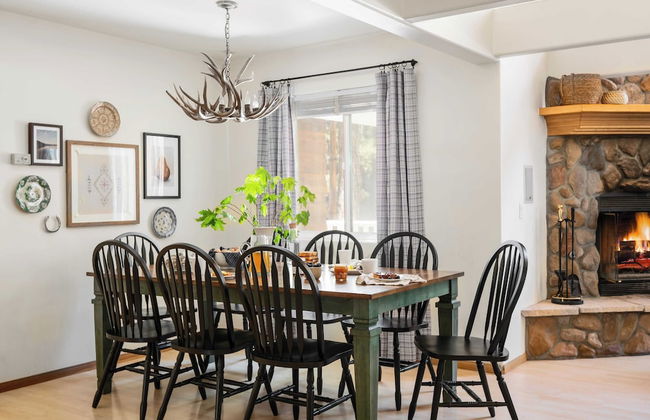 Hartwood by Avantstay Cozy Big Bear Abode w/ Spacious Deck & Stone Fireplace - Foto 25