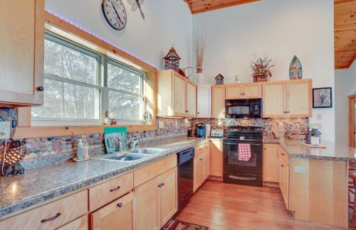 Lakefront Tomahawk Getaway with Deck and 2 Fireplaces! - Foto 7