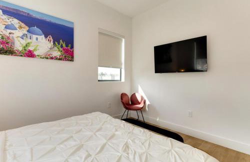 Modern Luxe Retreat Four-Bedroom - Photo 29