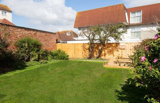 Absolute Beachfront With Decked Garden Oasis and Views - Foto 27