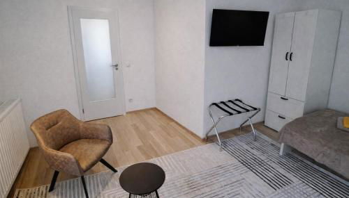 Moderne Ferienwohnung,Sauna im Haus, Parkplatz Hunde willkommen, nahe Schloss, Waldeisenbahn, Hermansbad, UNESCO Geopark, nahe polnischer Markt, Top Lage für Ausflugsziele zum Wandern oder Radfahren - Foto 5, wardrobe