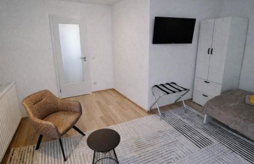 Moderne Ferienwohnung,Sauna im Haus, Parkplatz Hunde willkommen, nahe Schloss, Waldeisenbahn, Hermansbad, UNESCO Geopark, nahe polnischer Markt, Top Lage für Ausflugsziele zum Wandern oder Radfahren - Foto 5